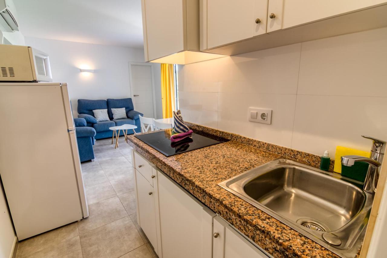 Apartamentos Las Golondrinas Кала'н Бош Екстериор снимка