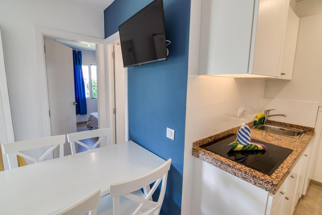 Apartamentos Las Golondrinas Кала'н Бош Екстериор снимка