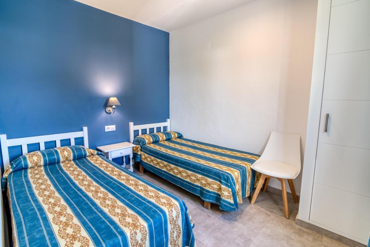 Apartamentos Las Golondrinas Кала'н Бош Екстериор снимка