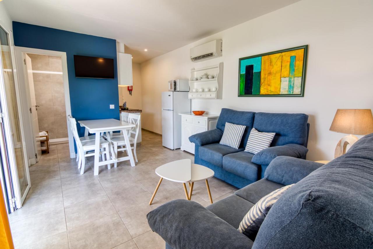 Apartamentos Las Golondrinas Кала'н Бош Екстериор снимка